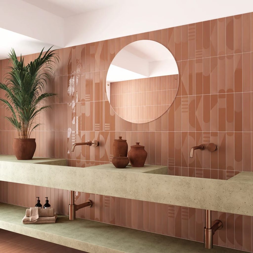 Bagno moderno con piastrelle arancioni geometriche opache sulle pareti