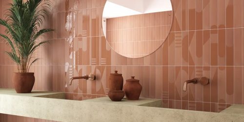 Bagno moderno con piastrelle arancioni geometriche opache sulle pareti